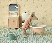 Load image into Gallery viewer, Maileg - Bathtub, Mouse - Rose