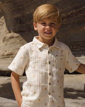 Load image into Gallery viewer, RYLEE + CRU - COLLARED SHORT SLEEVE SHIRT - PINEAPPLE