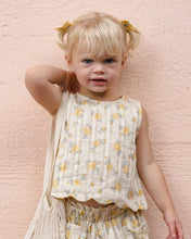Load image into Gallery viewer, RYLEE + CRU - LENNY TOP - LEMON DITSY FLOWER